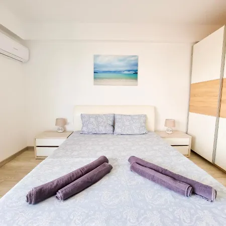 Frontal View - Dream - Beach Mamaia *