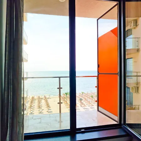 Frontal View - Dream - Beach Mamaia